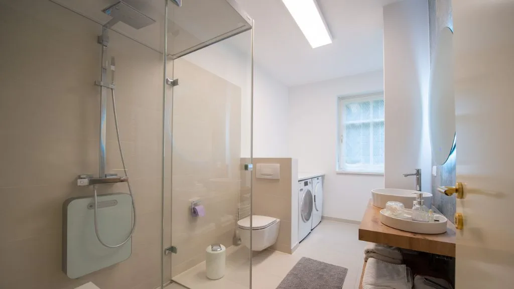Fertig eingerichtetes modernes Badezimmer