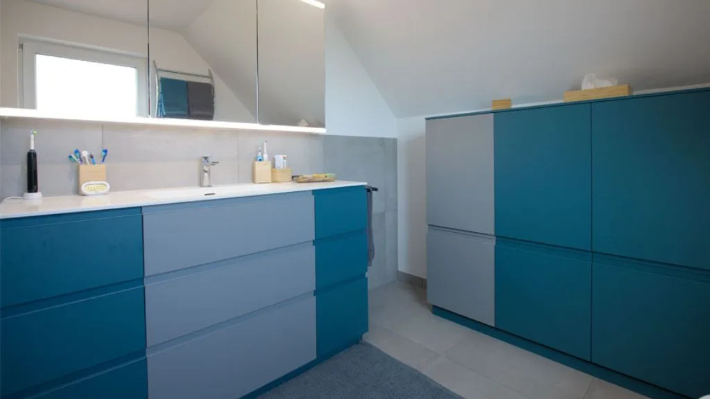 Badezimmer mit blauen Badmöbeln
