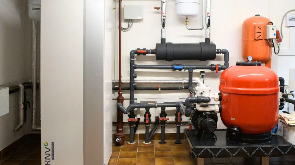 Installierte Haustechnik mit Leitungen und Speichern